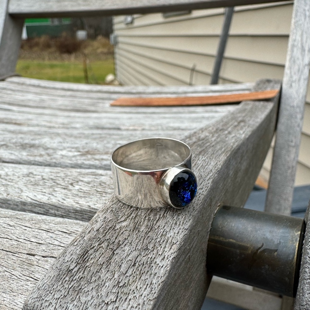 Handcrafted sterling silver and dichroic glass cabochon ring - Picture 7 of 10